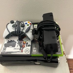 Xbox 360 S 250GB storage controller/game bundle